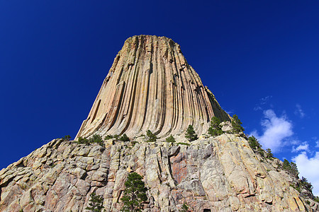 怀俄明州的魔鬼塔天空公园恶魔塔环境阳光岩石火山场景栖息地荒野图片