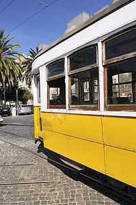 里斯本Tram街景旅行有轨电车市中心场景街道黄色电车城市生活乡愁图片