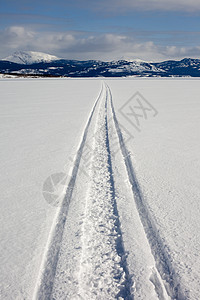 冰冻湖上的滑水轨迹遗弃国家悲伤摩托车地面山脉乐趣粉末寂寞农村图片