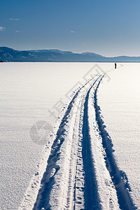 在冰冻湖上滑雪的人痕迹滑雪板踪迹锻炼娱乐遗弃探索精力运动孤独图片