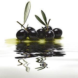 黑橄榄反射在水上图片