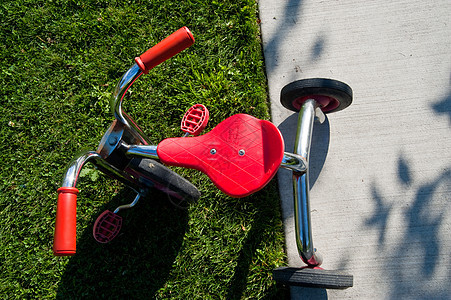 三轮公园草地玩具花园阳光照射季节座位童年小路运输图片