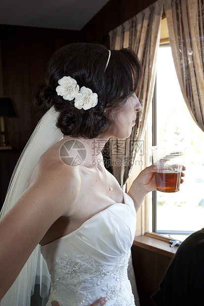 新娘准备结婚典礼了房间裙子婚礼仪式已婚敷料婚姻图片