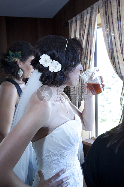 新娘准备结婚典礼了仪式房间婚姻裙子婚礼敷料已婚图片