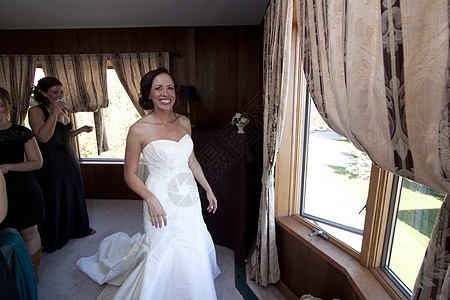 新娘准备结婚典礼了婚礼裙子敷料房间已婚婚姻仪式图片