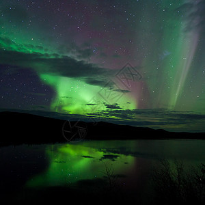 夜天星云 北极光照耀星星夜星反射北极星磁场地区极光粒子天空磁层图片