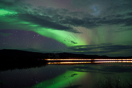 湖边黑暗路面的星光和北极光磁层天文学北极星场地反射磁场白马极光粒子天空图片