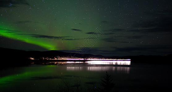 湖边黑暗路面的星光和北极光粒子反射地区极光天文学星星磁层北极星磁场天空图片