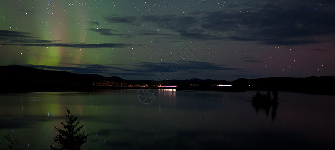 湖边黑暗路面的星光和北极光天空夜星白马磁层镜子北极星粒子星星极光反射图片