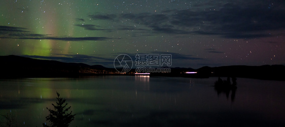 湖边黑暗路面的星光和北极光天空夜星白马磁层镜子北极星粒子星星极光反射图片