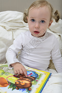 坐在床上看书的小女孩女儿婴儿闲暇白色教育评书童年学习活动女孩图片