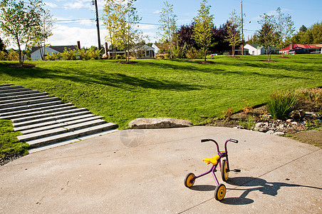 三轮孩子天空小路玩具塑料季节紫色公园乐趣座位图片