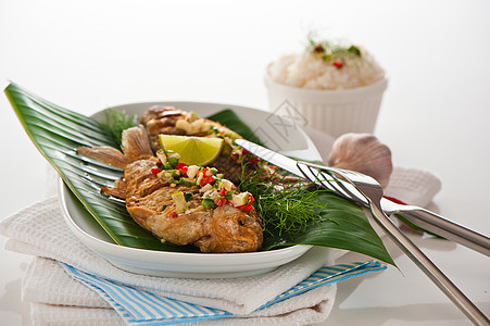 新鲜炸鱼 加辣椒酱大蒜和海鲜营养美食饮食鳟鱼油炸胡椒柠檬盘子蔬菜图片