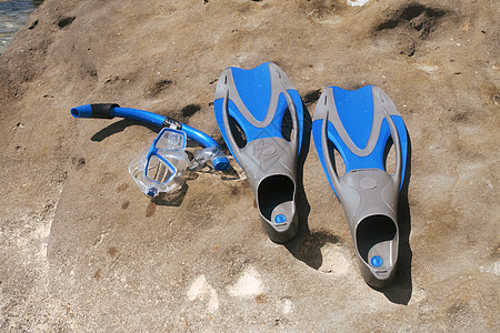 面罩上有滑动和潜水面具爱好脚蹼设备橡皮管子塑料人员浮潜衣服图片