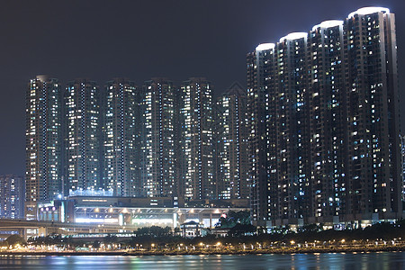 晚上香港公寓街区 展示了满屋子的商场财产天空住宅晴天住房百叶窗窗帘建筑学不动产城市图片