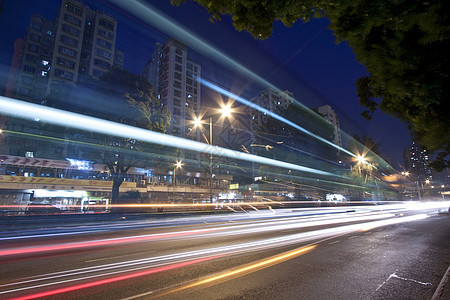 夜间城市交通摩天大楼街道地标驾驶汽车运输景观旅行市中心辉光图片