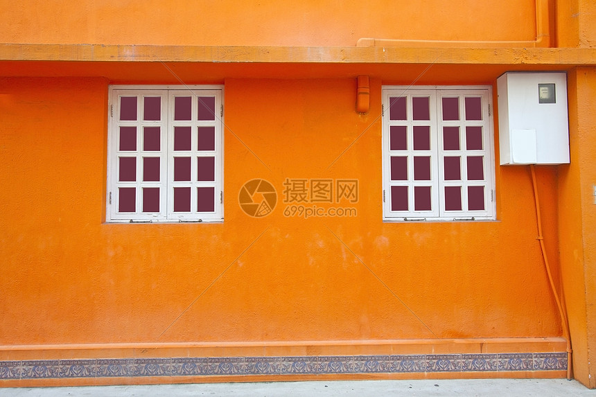 橙色背景的古墙和窗户城市钥匙时间旅行木头房间天气建筑街道框架图片