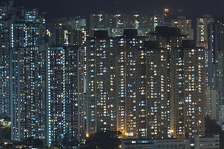 香港夜间拥挤的公寓房图片