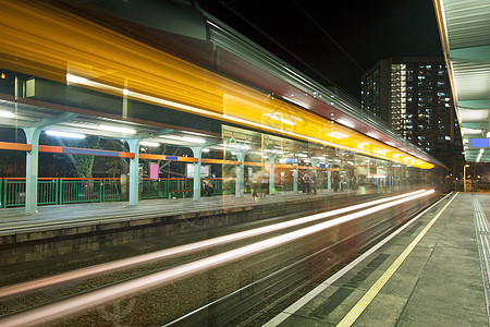 香港晚上有轻轨 交通繁忙图片