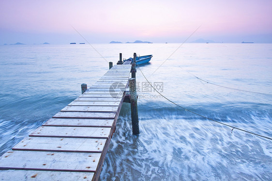 喷气日落与海岸相伴的海浪移动图片