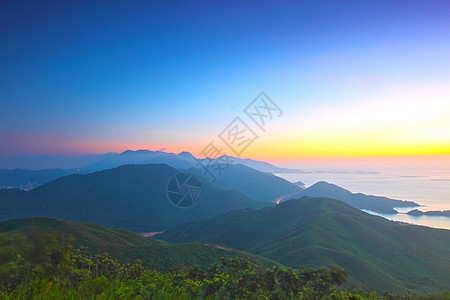 山区日落草地土地季节天空森林国家高地环境野生动物天气图片