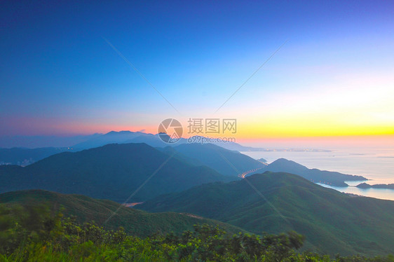 山区日落草地土地季节天空森林国家高地环境野生动物天气图片