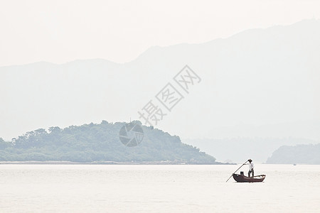 船上的渔民独自在海上 低饱和度图片图片