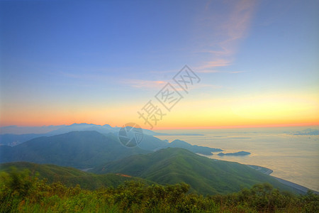 日落时的山地景观季节森林旅行天堂植物草地薄雾太阳公园生态图片