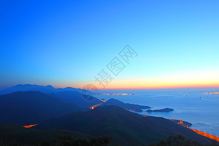 日落时的山区景观森林阳光高地天堂旅行生态季节天空植物国家图片