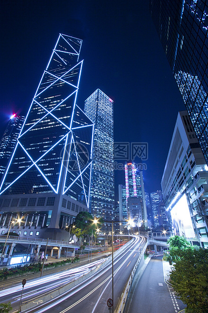 夜里在香港市中心贩卖市中心摩天大楼交通戏剧性蓝色城市汽车天空天际辉光图片