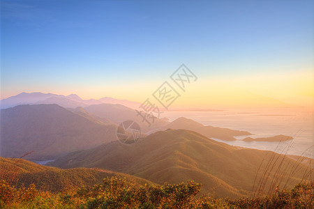 香港日落时的山地风景图片