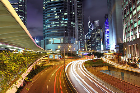 夜间通过香港市中心进行交通往来黑暗公司街道银行高峰汽车摩天大楼灯泡商业高楼图片