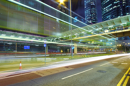 夜间通过香港市中心进行交通往来市中心运动运输辉光景观线条场景街道蓝色旅行图片