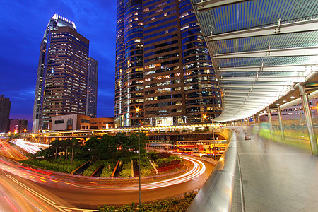 夜间通过香港市中心进行交通往来场景运输驾驶运动辉光旅行市中心建筑线条城市图片