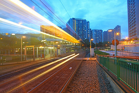 晚上在香港的交通 轻轨城市市中心运输场景旅行线条建筑戏剧性公共汽车街道图片