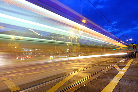 晚上在香港的交通 轻轨城市蓝色建筑运输运动街道速度驾驶辉光市中心图片