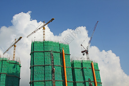 有起吊机和建筑物的建筑工地进步工程公寓对角线城市蓝色网络起重机格子水泥图片