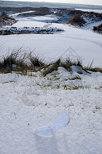 白雪高尔夫球场上的水晶玻璃高脚鞋图片