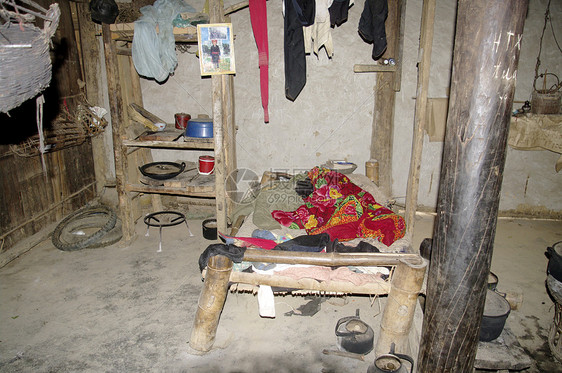 火边的床部落房子乡村木屋民族山地种族家具少数民族寝具图片