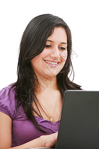 一位在笔记本电脑上工作的年轻美女的肖像图片