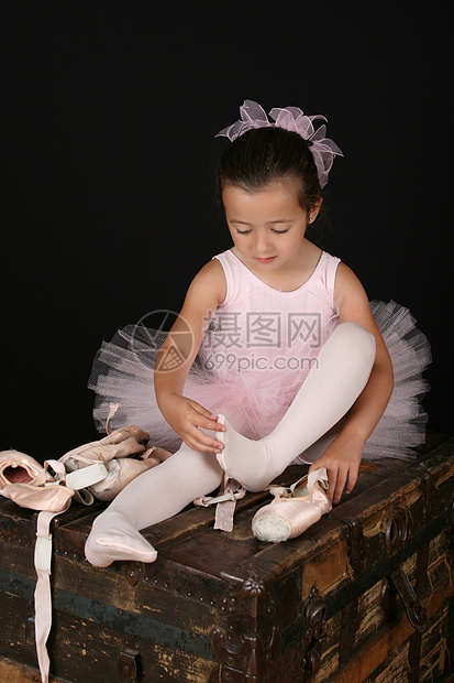 布朗特芭蕾舞女紧身衣姿势短裙裙子舞蹈家黑发孩子演员童年芭蕾舞图片