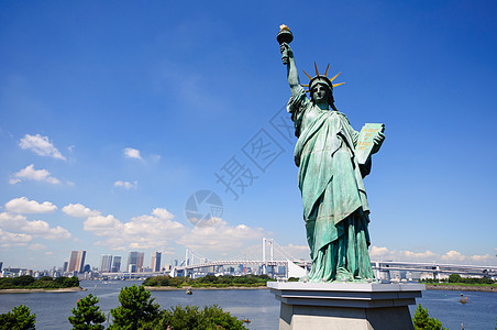自由神像和东京天桥副中心旅行景观蓝天码头旅游公园游客天际市中心图片