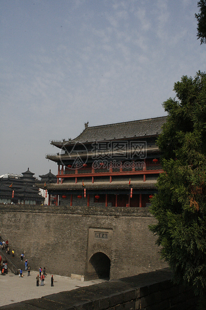 西安市中心 南门的庭院 红色玻璃红地毯风化旅游绳索护城河房子历史建筑风格横幅图片