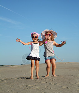 两个小女孩跳跃图片