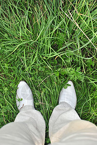 鞋子在草地上 一个观点拍摄图片
