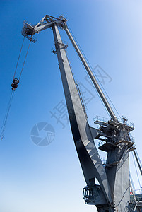 顶端起重机加载船运力量电缆金属天空海岸线机器港口灰色图片