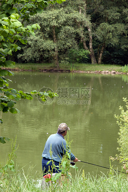 成年男子在河边捕鱼图片