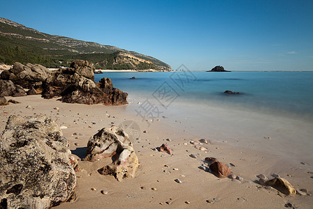 海滩上有很棒的岩石蓝色季节海岸地平线海景海浪风景爬坡绿色海洋图片