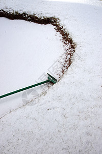 在一个被雪覆盖的掩体中图片