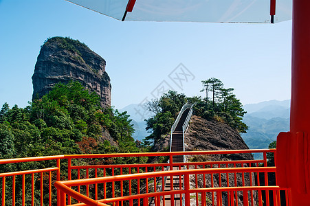 观察甲板和风景树木观景红色绿色山脉森林栏杆平台生态旅行图片